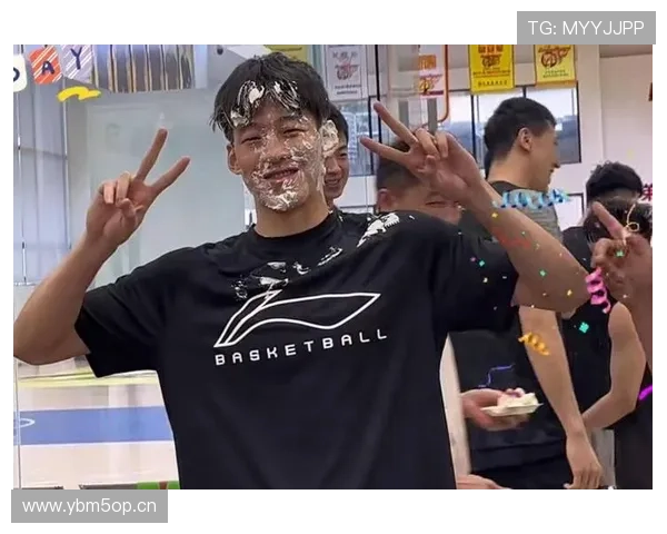 广东众将为李文昊庆生温情时刻 广东众将为李文昊庆生温情时刻